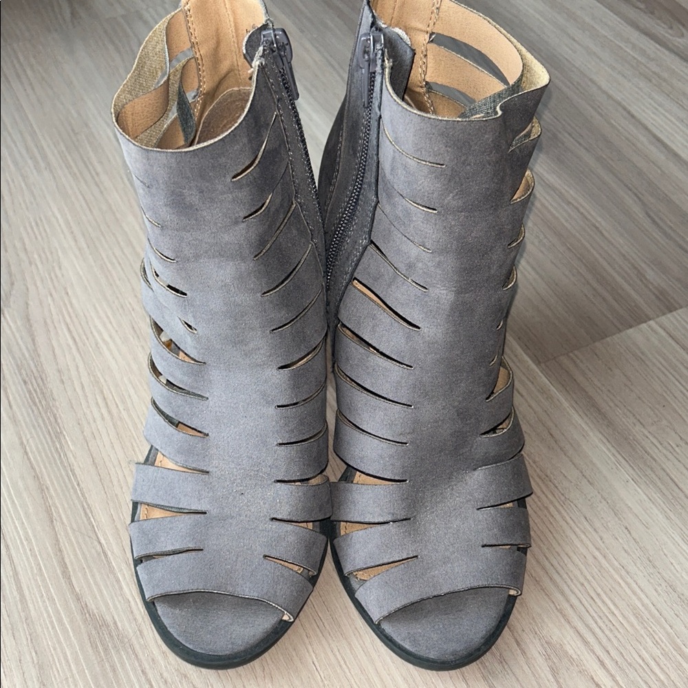 Strappy Peep Toe Block Heels 8 Gray NWOT Modern Side Zipper Casual